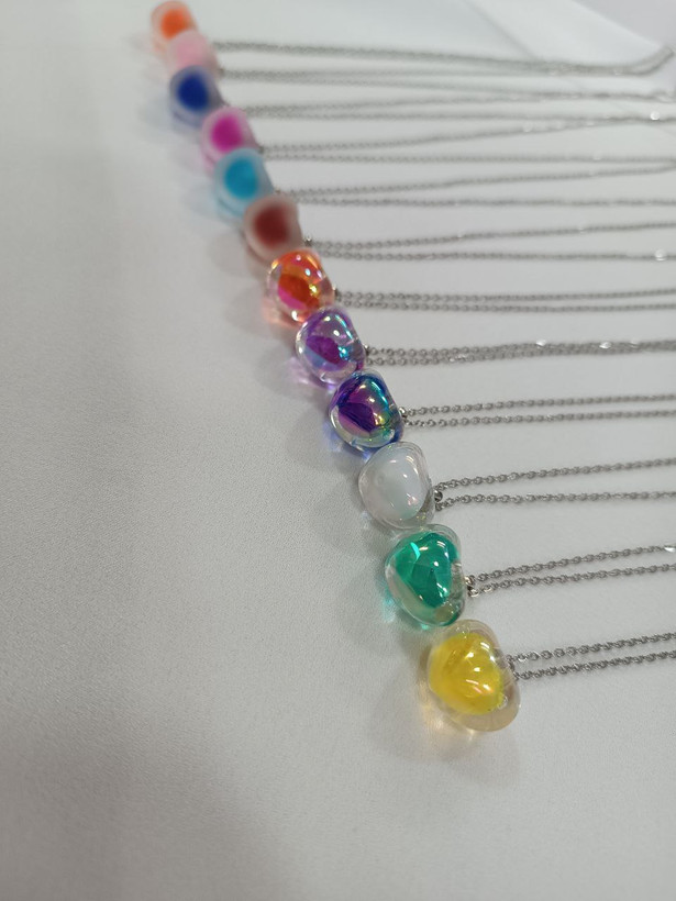 گردنبند قلب آبنباتی (قلب شیشهای) – زنجیر استیل رنگ ثابت، مدل دخترانه فانتزی