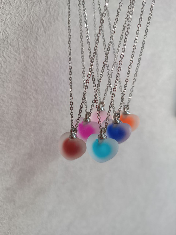 گردنبند قلب آبنباتی (قلب شیشهای) – زنجیر استیل رنگ ثابت، مدل دخترانه فانتزی