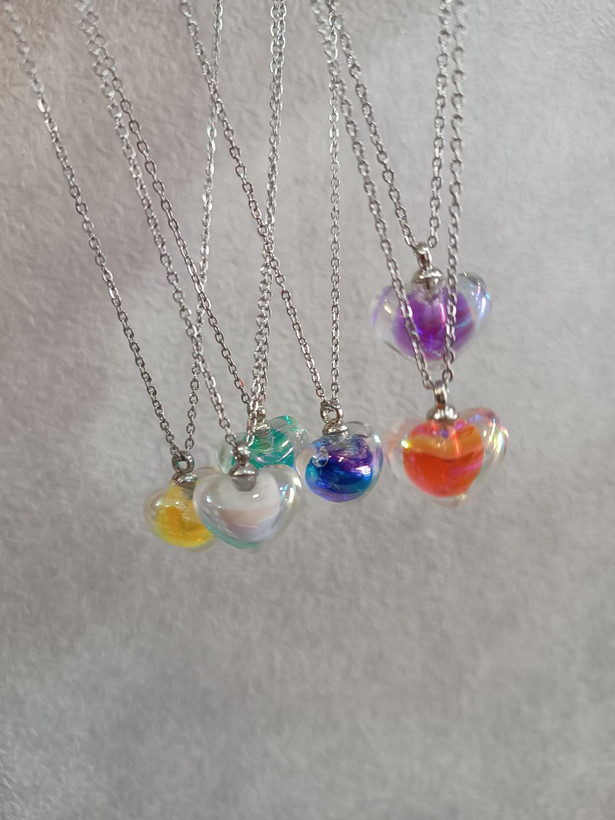 گردنبند قلب آبنباتی (قلب شیشهای) – زنجیر استیل رنگ ثابت، مدل دخترانه فانتزی