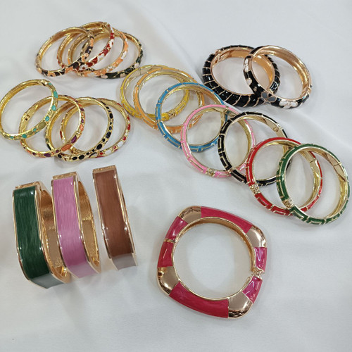 النگو میناکاری فریسایز با قفل فنری – طرح سنتی رنگارنگ