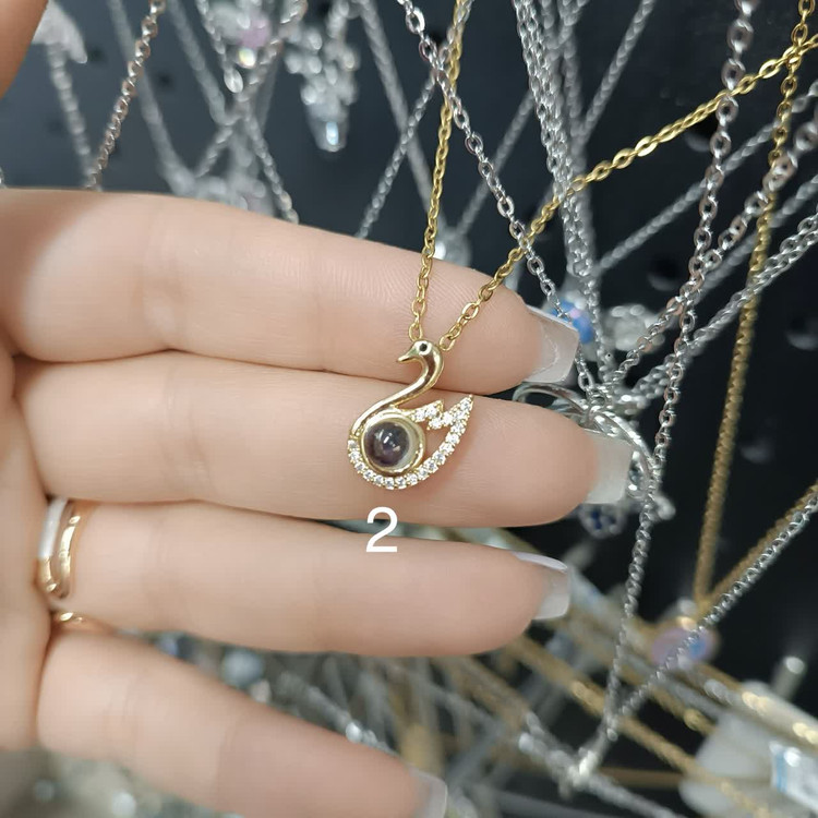 گردنبندهای تلسکوپی صدزبان(داخل نگین دوست دارم به صد زبان نوشته شده)