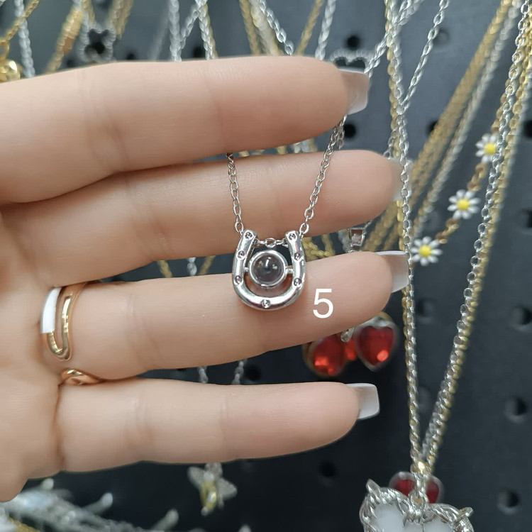 گردنبندهای تلسکوپی صدزبان(داخل نگین دوست دارم به صد زبان نوشته شده)