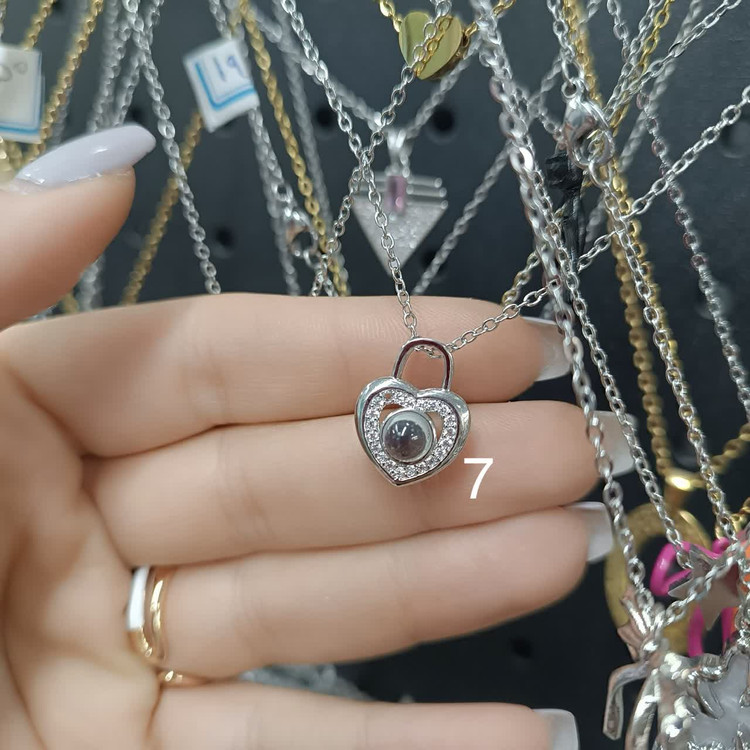 گردنبندهای تلسکوپی صدزبان(داخل نگین دوست دارم به صد زبان نوشته شده)